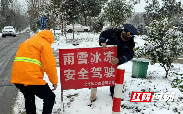 北塔区公路管理局安装警示牌_副本.jpg