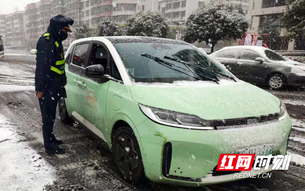 支队对网约车、出租车驾驶员进行安全提醒_副本.jpg